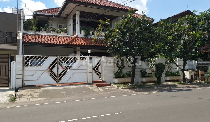 Dijual ******** 2 Lantai di Jl. Abadi Raya