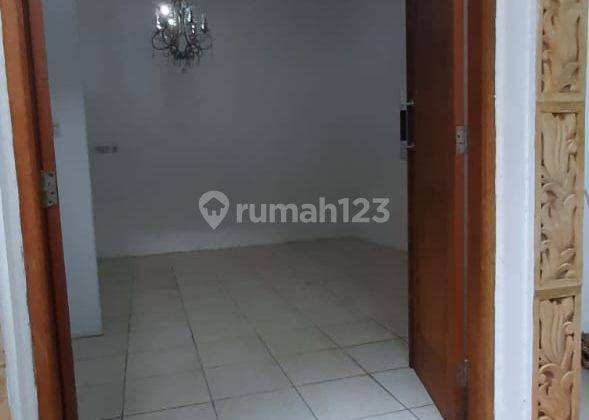 Rumah 2 Lantai Bagus Semi Furnished SHM di Deplu, Jakarta Selatan 2