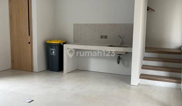 Rumah 2 Lantai Bagus Semi Furnished SHM di Mazenta Residence, Tangerang Selatan 2