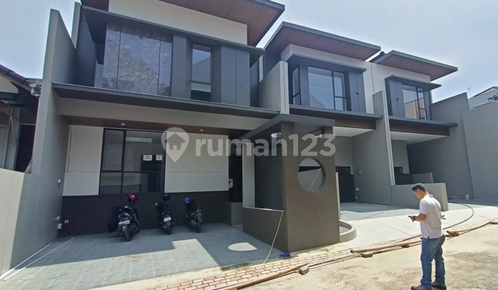 Dijual Rumah Setraduta Bangunan 3 Lantai Unfurnished Dijual Rumah Setraduta Bangunan 3 Lantai Unfurnished