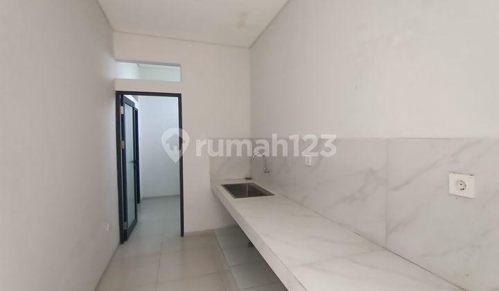 Dijual Rumah Setraduta Bangunan 3 Lantai Unfurnished 2