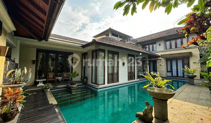 Dijual Rumah Mewah Digegerkalong With Pool Semi Furnished