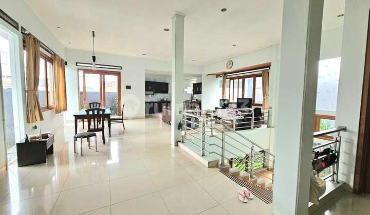 Dijual Rumah Besar Mainroad Cihampelas Dijual Rumah Besar Mainroad Cihampelas