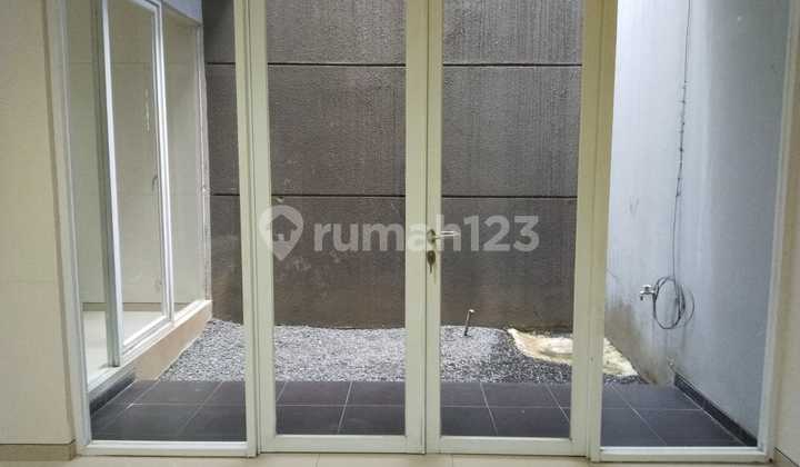 For Sale: Setrasari Tengah House in a Modern Minimalist Building Complex 2