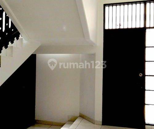 Rumah di Kedoya Ukuran 600 M2 Furnished 2