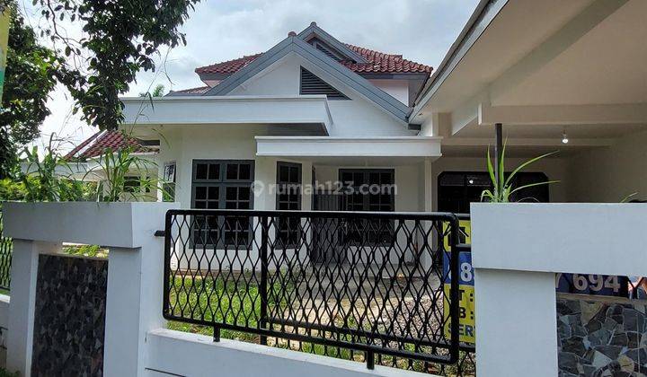 Rumah Asri Hook Tanah Luas di Perumahan Jatiwaringin 1