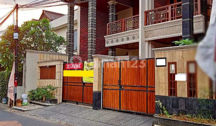 Nice 3-Story House Plus Rooftop, Affordable, Wide Road, Strategic Location in Pejaten Barat, South Jakarta