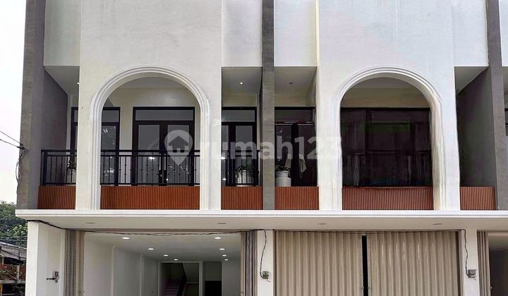 RUKO BAGUS 3 LANTAI SIAP PAKAI AKSES STRATEGIS DI JAGAKARSA JAKARTA SELATAN