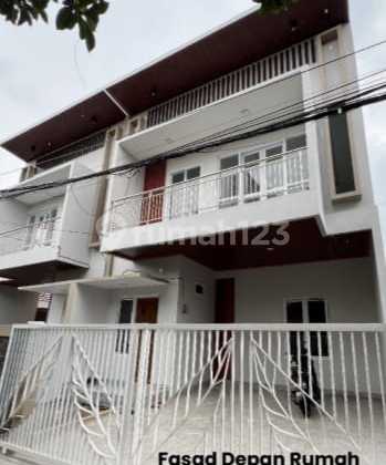 Brand New 2.5-Story House Ready to Occupy, Strategic Location in Kukusan Beji Depok, Near UI Campus, Cijago Toll Road.