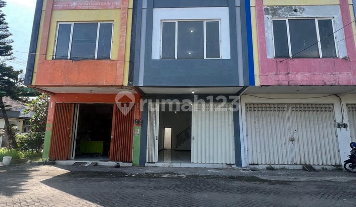 D303. For sale: Green Mansion Shop House in Tambakrejo near Pondok Tjandra. 1