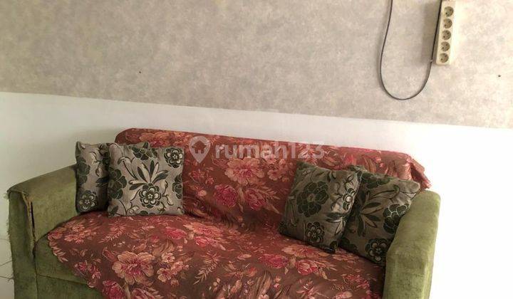 ruang tamu studio semi furnish apartemen gateway