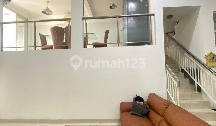 Dijual Rumah 3 Lantai dan Strategis di Galaxy Bekasi 2