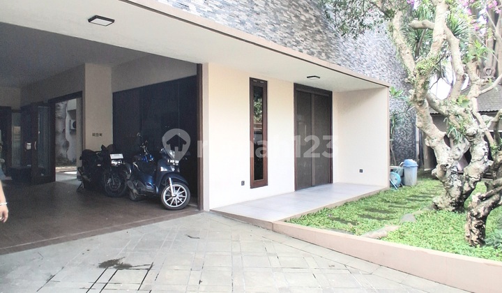 Rumah Mewah di Tengah Kota.kolam Renang 1