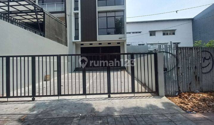 Ruko bangunan baru di jalan utama kiara condong 1