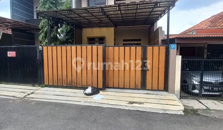 Minimalist House in Central Bandung Rajamantri 1