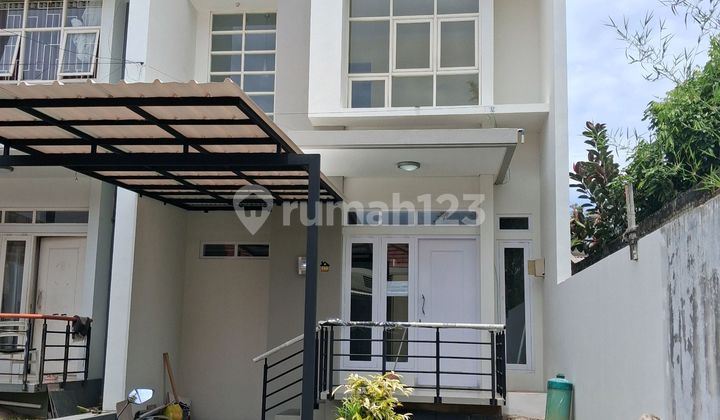 Minimalist House in the Beautiful and Comfortable One Gate Cluster