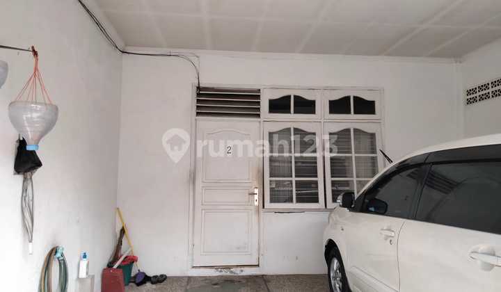 House with pavilion, strategic location between Menteng-Sudirman-Rasuna Said. 2