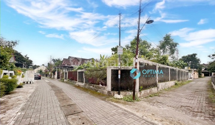 Tanah hook di Manukan Condongcatur timur Jakal Kaliurang km 7.5 dekat UGM UII 