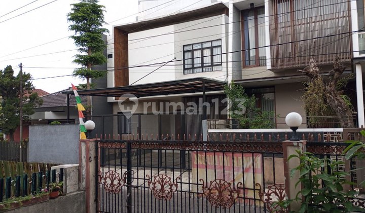 Rumah Lama Terawat Tengah Kota Dekat Lodaya