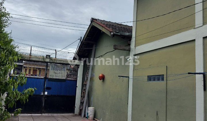 Warehouse Plus House by Antapani Roadside