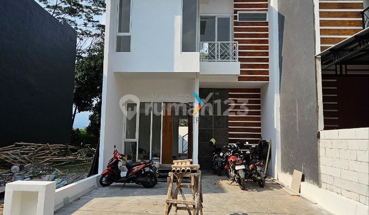 Rumah Baru 2 LT Arumba Soehatt Modern Dekat Brawijaya