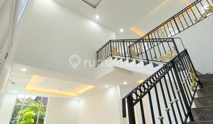 Rumah Mewah 2 Lantai di Sektor 9, Bergaya Minimalis. Berada Dilingkungan Yg Aman dan Nyaman ..Dekat dengan Berbagai Fasilitas Umum Seperti Sekolah, Rs, Pasar Modern, Stasiun Jurangmangu...