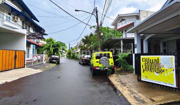 Nice Location, Comfortable House in Bintaro Jaya 3 2