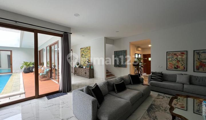 Rumah Homy, Bagus, Dilengkapi Kolam Renang di Bintaro Sektor 3 2