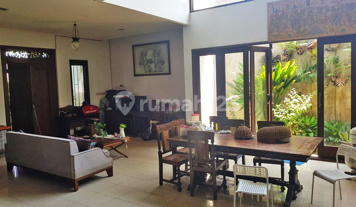 Rumah Terawat, Posisi Hoek, Akses Mudah di Puri Flamboyan