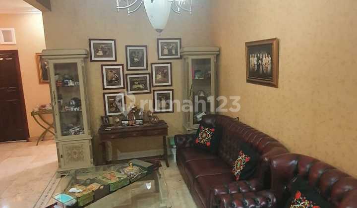 House for sale with a spacious yard. Close access to the main road in Bintaro Sector 9. Suitable for residence, built as a townhouse, or for investment. 2