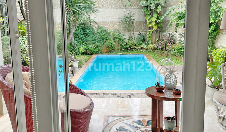 Rumah Dengan Kolam Renang, Hadap Selatan di Cilandak Barat