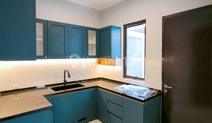 The house has a new kitchen, the environment is okay, located in a cluster in Bintaro Jaya 9.