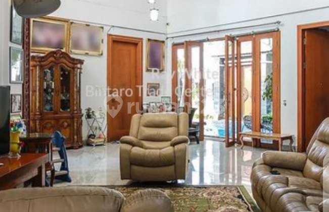 A 2-story house with a swimming pool, comfortable location in Bintaro Jaya 9.