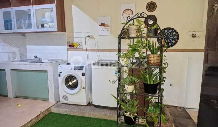 Nice House, within a cluster in Graha Raya. Nice House, within a cluster in Graha Raya.