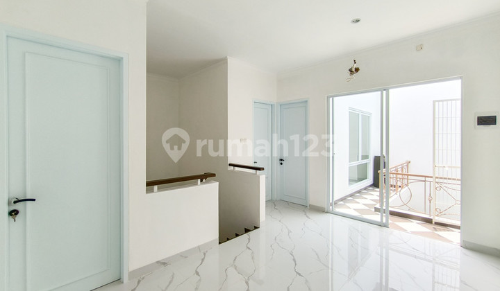 New House, 24-Hour Security, Clean Environment in Bintaro Jaya 9