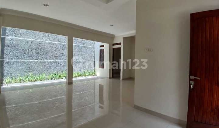 24-hour security house, safe, comfortable, clean environment in Bintaro Jaya 9