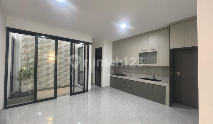 Rumah Selesai Renovasi,Baru,Lingkungan Bersih di Garha Raya Tangerang Selatan.