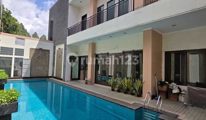 Rumah Bagus dengan Kolam Renang di Graha Taman Bintaro Jaya