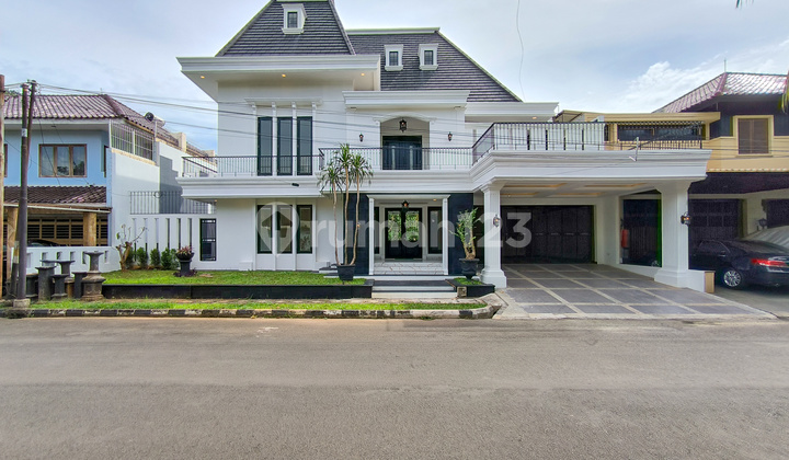 Rumah Bagus Dengan Kolam Renang di Bintaro Sektor 8