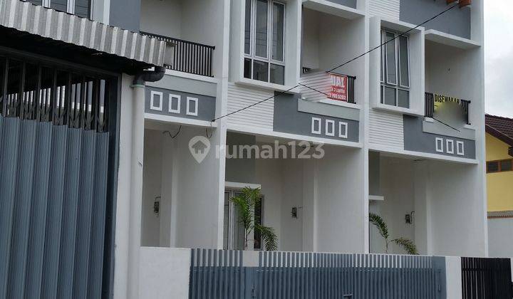 Townhome Baru di Tengah Kota, Aman, Bebas Banjir, SHM 1