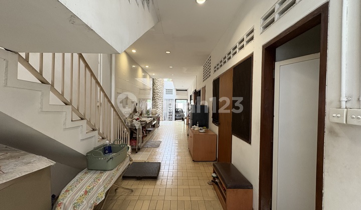 Serius Dijual, Rumah Classic Mewah di Boulevard Taman Kedoya Baru, 2Lantai, Siap Huni, Lokasi Strategis, Dekat Tol Dalkot 2