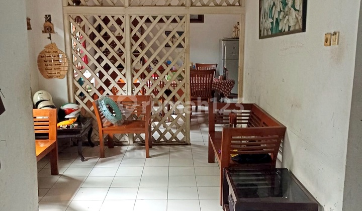 Old House Inside the Complex, Still Highly Negotiable 2