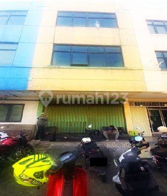 Dalam Kompleks Ruko, Parkir Banyak, Area Ramai 2