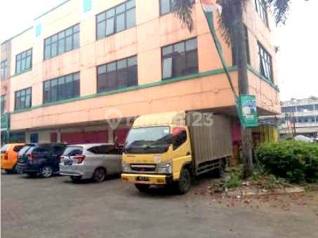 Dalam Kompleks Ruko, Parkir Banyak, di Hoek 2