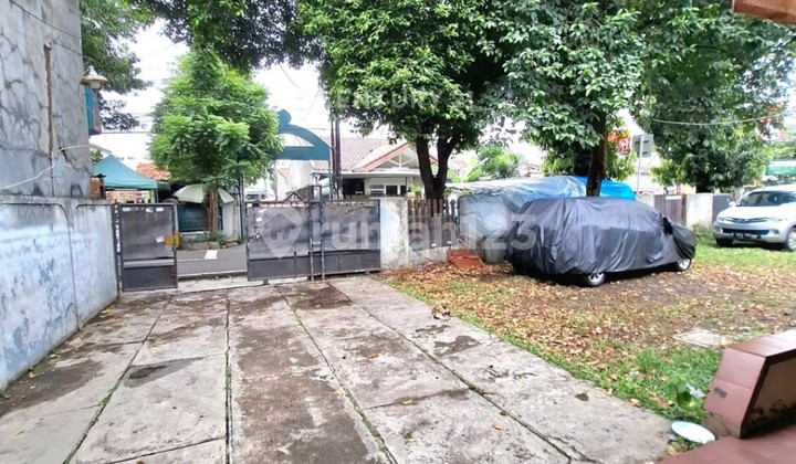 House by the Main Road Can Be Used for Office in South Petukangan 2