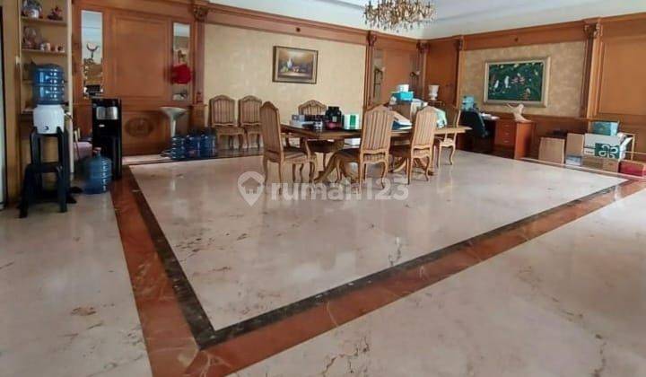 Rumah Mewah 3 Lt Ada Basement Full Furnis Jalan Besar di Rajawali Selatan 1