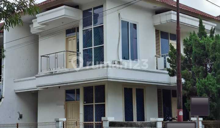 Rumah Hoek Taman Modern Cakung Jakarta Timur