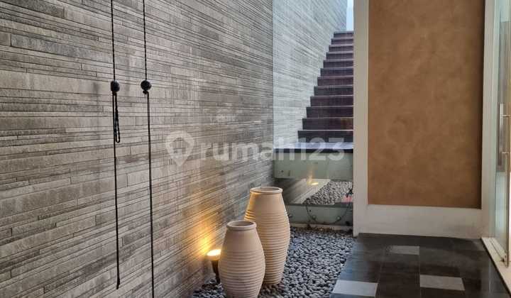 Pakuwon City Villa Westwood. Rumah Mewah Konsep Villa. Ada Kolam Renang. Dinding Luar Travertine. Lantai Marmer.