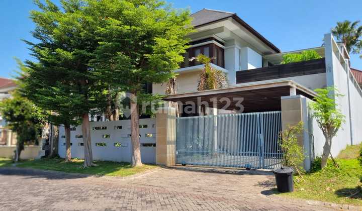 Pakuwon City Villa Westwood. Rumah Mewah Konsep Villa. Ada Kolam Renang. Dinding Luar Travertine. Lantai Marmer. Pakuwon City Villa Westwood. Rumah Mewah Konsep Villa. Ada Kolam Renang. Dinding Luar Travertine. Lantai Marmer.