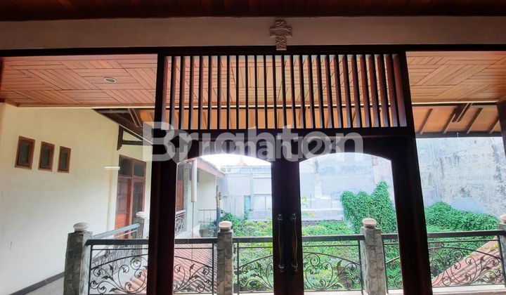 Spacious house on the side of Panglima Sudirman Main Road, Malang city. 2